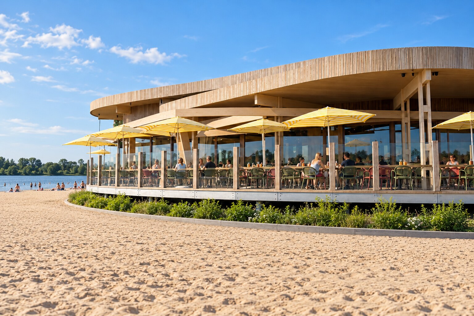 Het houten strandrestaurant Brisa met het terras en geel gestreepte parasols